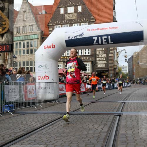 05.10.2025 - 20. swb-Marathon Bremen Yannick Fuchs http://msf.ph/oto/9238595 05.10.2025 10:39:27 Ziel 7111, 9239, 9863, 10908, 11067, 11343 meine-sportfotos.de