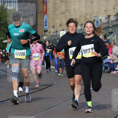 05.10.2025 - 20. swb-Marathon Bremen Strokosch-Dieckow http://msf.ph/oto/9238607 05.10.2025 10:56:25 Ziel 9424, 9783, 9790, 9932, 10005, 10028, 10179, 10191, 10387, 10424, 10546, 10590, 10648, 11100, 11253, 11571, 11662, 11723 meine-sportfotos.de