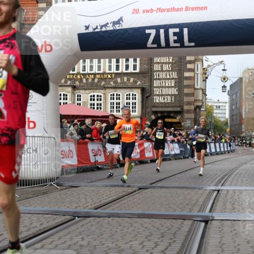 05.10.2025 - 20. swb-Marathon Bremen Yannick Fuchs http://msf.ph/oto/9238619 05.10.2025 10:39:27 Ziel 7111, 9239, 9863, 10908, 11067, 11343 meine-sportfotos.de