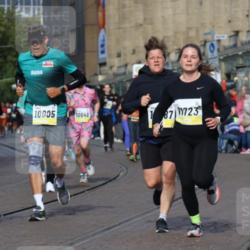 05.10.2025 - 20. swb-Marathon Bremen Strokosch-Dieckow http://msf.ph/oto/9238631 05.10.2025 10:56:25 Ziel 9424, 9783, 9790, 9932, 10005, 10028, 10179, 10191, 10387, 10424, 10546, 10590, 10648, 11100, 11253, 11571, 11662, 11723 meine-sportfotos.de
