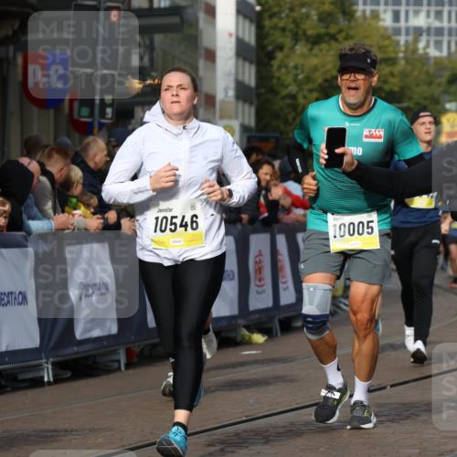 05.10.2025 - 20. swb-Marathon Bremen Strokosch-Dieckow http://msf.ph/oto/9238701 05.10.2025 10:56:26 Ziel 9424, 9783, 9790, 9932, 10005, 10028, 10179, 10387, 10546, 10590, 10648, 11100, 11253, 11571, 11662, 11723 meine-sportfotos.de