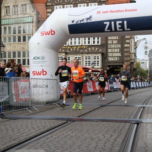 05.10.2025 - 20. swb-Marathon Bremen Yannick Fuchs http://msf.ph/oto/9238707 05.10.2025 10:39:28 Ziel 7111, 9239, 9863, 10908, 11067, 11343 meine-sportfotos.de
