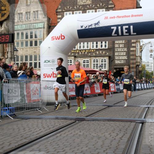 05.10.2025 - 20. swb-Marathon Bremen Yannick Fuchs http://msf.ph/oto/9238715 05.10.2025 10:39:28 Ziel 7111, 9239, 9863, 10908, 11067, 11343 meine-sportfotos.de