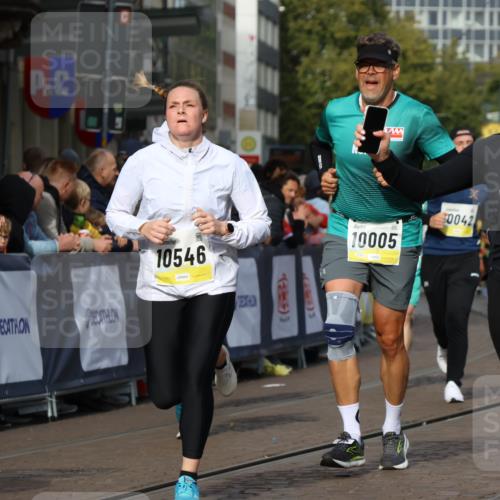 05.10.2025 - 20. swb-Marathon Bremen Strokosch-Dieckow http://msf.ph/oto/9238722 05.10.2025 10:56:27 Ziel 9424, 9783, 9790, 9932, 10005, 10042, 10179, 10387, 10546, 10648, 11100, 11253, 11260, 11571, 11723 meine-sportfotos.de
