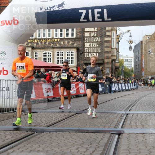 05.10.2025 - 20. swb-Marathon Bremen Yannick Fuchs http://msf.ph/oto/9238738 05.10.2025 10:39:29 Ziel 7111, 9239, 9863, 10908, 11067, 11343 meine-sportfotos.de