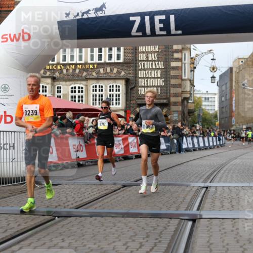05.10.2025 - 20. swb-Marathon Bremen Yannick Fuchs http://msf.ph/oto/9238746 05.10.2025 10:39:29 Ziel 7111, 9239, 9863, 10908, 11067, 11343 meine-sportfotos.de