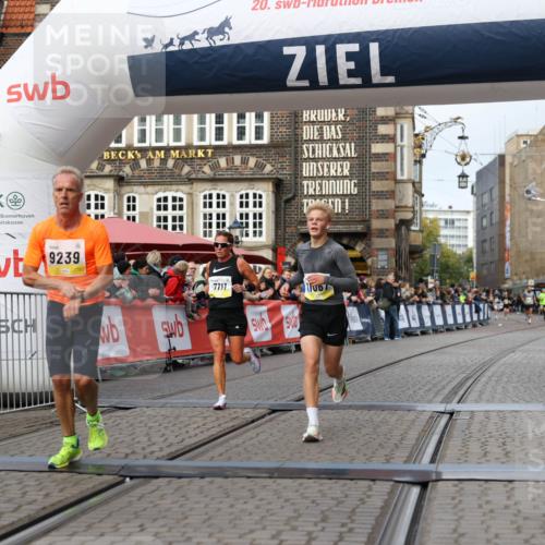 05.10.2025 - 20. swb-Marathon Bremen Yannick Fuchs http://msf.ph/oto/9238769 05.10.2025 10:39:29 Ziel 7111, 9239, 9863, 10908, 11067, 11343 meine-sportfotos.de