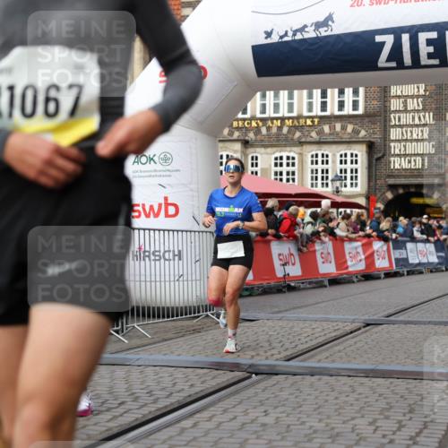 05.10.2025 - 20. swb-Marathon Bremen Yannick Fuchs http://msf.ph/oto/9238951 05.10.2025 10:39:32 Ziel 7111, 9239, 9863, 10908, 11067, 11343 meine-sportfotos.de