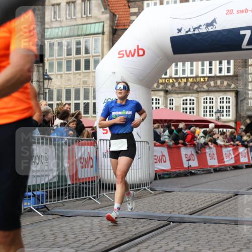 05.10.2025 - 20. swb-Marathon Bremen Yannick Fuchs http://msf.ph/oto/9238996 05.10.2025 10:39:32 Ziel 7111, 9239, 9863, 10908, 11067, 11343 meine-sportfotos.de