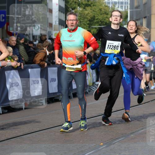 05.10.2025 - 20. swb-Marathon Bremen Strokosch-Dieckow http://msf.ph/oto/9239026 05.10.2025 10:56:35 Ziel 8118, 9547, 9886, 10008, 10042, 10644, 10683, 10971, 11100, 11260, 11475, 11691 meine-sportfotos.de