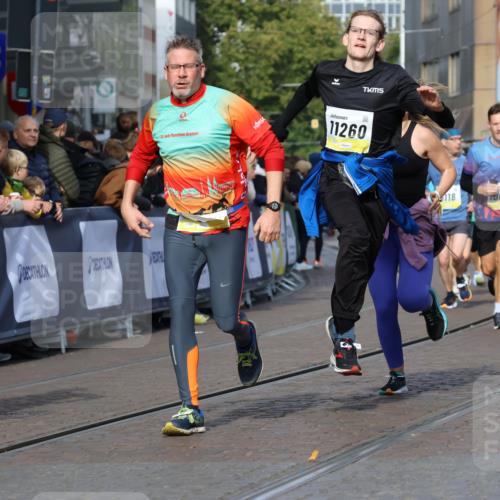 05.10.2025 - 20. swb-Marathon Bremen Strokosch-Dieckow http://msf.ph/oto/9239073 05.10.2025 10:56:35 Ziel 8118, 9547, 9886, 10008, 10042, 10644, 10683, 10971, 11100, 11260, 11475, 11691 meine-sportfotos.de