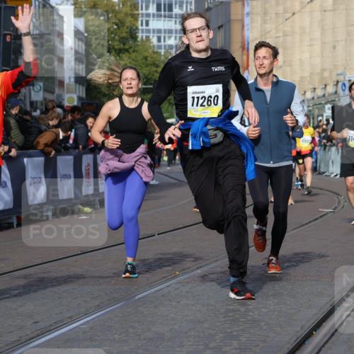 05.10.2025 - 20. swb-Marathon Bremen Strokosch-Dieckow http://msf.ph/oto/9239222 05.10.2025 10:56:36 Ziel 8118, 9266, 9547, 9886, 10008, 10042, 10059, 10644, 10683, 10971, 11100, 11260, 11475, 11691 meine-sportfotos.de