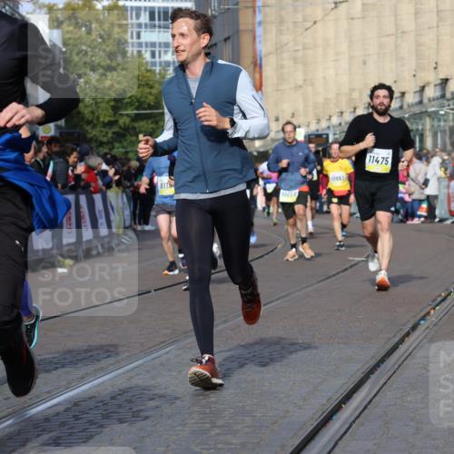 05.10.2025 - 20. swb-Marathon Bremen Strokosch-Dieckow http://msf.ph/oto/9239260 05.10.2025 10:56:37 Ziel 8118, 9266, 9547, 9886, 10008, 10042, 10059, 10644, 10683, 10971, 11260, 11475, 11691 meine-sportfotos.de