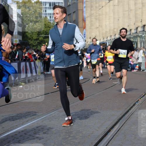 05.10.2025 - 20. swb-Marathon Bremen Strokosch-Dieckow http://msf.ph/oto/9239299 05.10.2025 10:56:37 Ziel 8118, 9266, 9547, 9886, 10008, 10042, 10059, 10644, 10683, 10971, 11260, 11475, 11691 meine-sportfotos.de