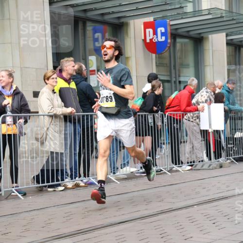05.10.2025 - 20. swb-Marathon Bremen Strokosch-Dieckow http://msf.ph/oto/9239332 05.10.2025 10:46:46 Ziel 9411, 9413, 9546, 9562, 9711, 10452, 10509, 10750, 10789, 11189, 9411, 9413, 9546, 9562, 9711, 10452, 10509, 10750, 10789, 11189 meine-sportfotos.de