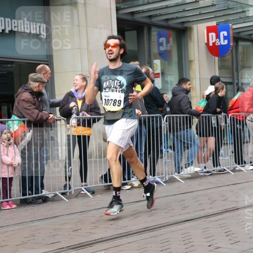 05.10.2025 - 20. swb-Marathon Bremen Strokosch-Dieckow http://msf.ph/oto/9239349 05.10.2025 10:46:46 Ziel 9411, 9413, 9546, 9562, 9711, 10452, 10509, 10750, 10789, 11189, 9411, 9413, 9546, 9562, 9711, 10452, 10509, 10750, 10789, 11189 meine-sportfotos.de