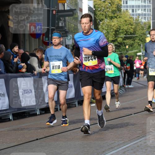 05.10.2025 - 20. swb-Marathon Bremen Strokosch-Dieckow http://msf.ph/oto/9239395 05.10.2025 10:56:39 Ziel 8118, 9266, 9547, 9886, 10008, 10059, 10644, 10683, 10971, 11426, 11475, 11691, 11734 meine-sportfotos.de