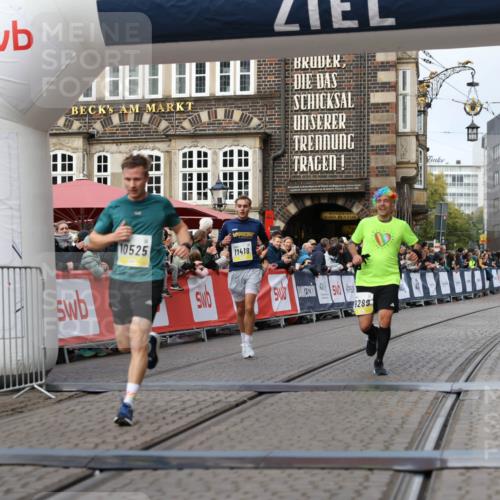 05.10.2025 - 20. swb-Marathon Bremen Yannick Fuchs http://msf.ph/oto/9239442 05.10.2025 10:39:43 Ziel 9289, 9671, 10525, 11418, 11474 meine-sportfotos.de
