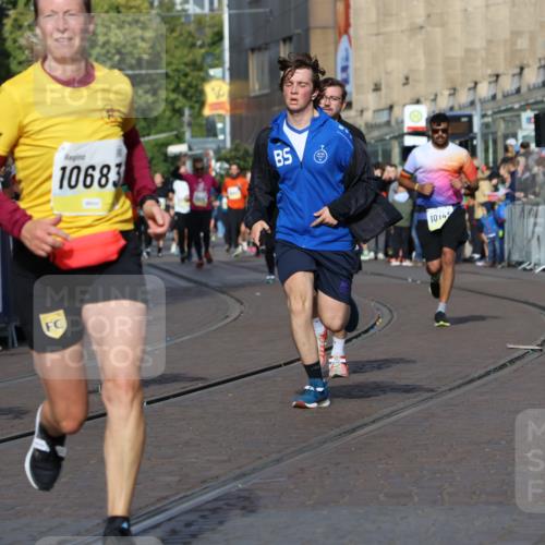 05.10.2025 - 20. swb-Marathon Bremen Strokosch-Dieckow http://msf.ph/oto/9239626 05.10.2025 10:56:43 Ziel 8118, 9188, 9266, 10059, 10145, 10644, 10683, 10845, 11426, 11475, 11675, 11734 meine-sportfotos.de
