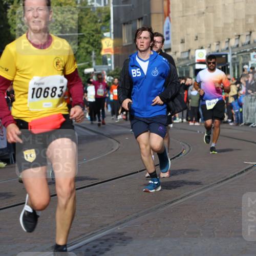 05.10.2025 - 20. swb-Marathon Bremen Strokosch-Dieckow http://msf.ph/oto/9239657 05.10.2025 10:56:43 Ziel 8118, 9188, 9266, 10059, 10145, 10644, 10683, 10845, 11426, 11475, 11675, 11734 meine-sportfotos.de