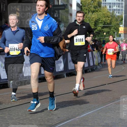 05.10.2025 - 20. swb-Marathon Bremen Strokosch-Dieckow http://msf.ph/oto/9239750 05.10.2025 10:56:46 Ziel 9188, 9266, 9669, 10059, 10145, 10644, 10683, 10845, 10924, 11274, 11426, 11675, 11734 meine-sportfotos.de