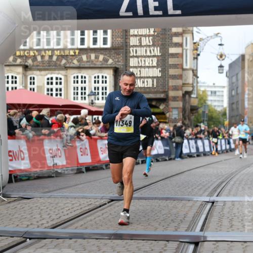 05.10.2025 - 20. swb-Marathon Bremen Yannick Fuchs http://msf.ph/oto/9239836 05.10.2025 10:39:51 Ziel 10753, 11349, 11418 meine-sportfotos.de