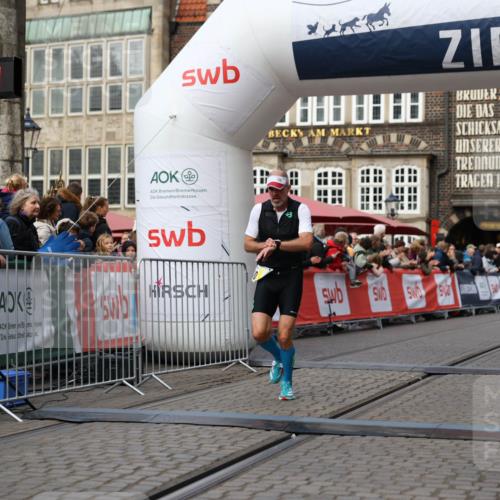 05.10.2025 - 20. swb-Marathon Bremen Yannick Fuchs http://msf.ph/oto/9239974 05.10.2025 10:39:53 Ziel 10052, 10171, 10753, 11349 meine-sportfotos.de