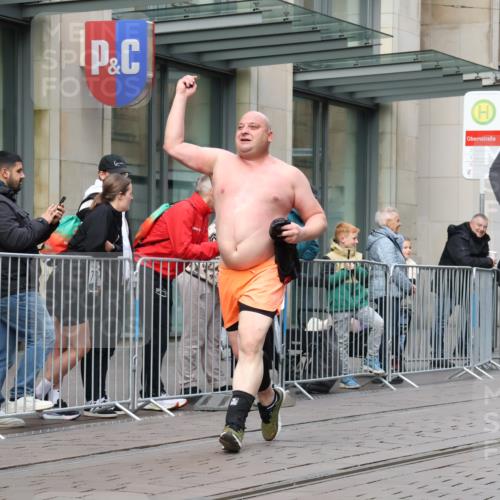 05.10.2025 - 20. swb-Marathon Bremen Strokosch-Dieckow http://msf.ph/oto/9240014 05.10.2025 10:47:14 Ziel 9244, 9339, 9377, 9428, 9924, 10062, 10073, 10319, 10382, 10601, 10637, 10667, 10676, 10850, 10875, 10947, 10951, 11244, 11330, 11409, 11498, 11705, 11708, 11742, 9244, 9339, 9377, 9428, 9924, 10062, 10073, 10319, 10382, 10601, 10637, 10667, 10676, 10850, 10875, 10947, 10951, 11244, 11330, 11409, 11498, 11705, 11708, 11742 meine-sportfotos.de