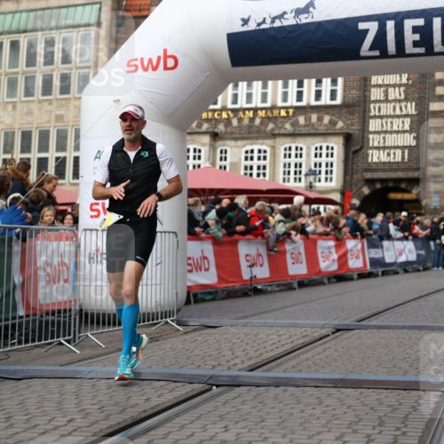 05.10.2025 - 20. swb-Marathon Bremen Yannick Fuchs http://msf.ph/oto/9240017 05.10.2025 10:39:54 Ziel 9922, 10052, 10171, 10175, 10176, 10753, 11349 meine-sportfotos.de