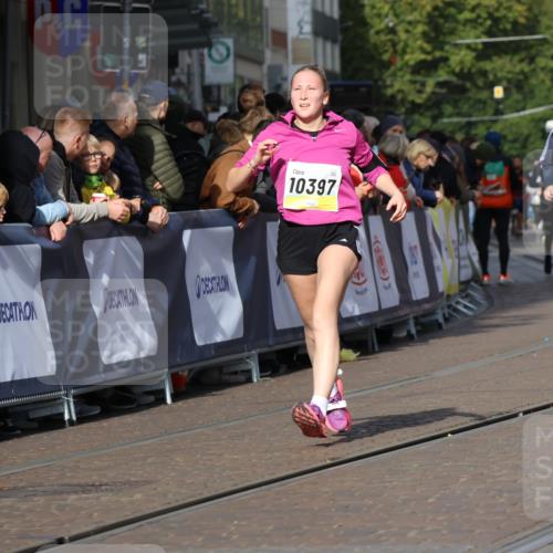 05.10.2025 - 20. swb-Marathon Bremen Strokosch-Dieckow http://msf.ph/oto/9240018 05.10.2025 10:56:52 Ziel 9669, 10105, 10145, 10397, 10867, 10924, 11168, 11274, 11675 meine-sportfotos.de
