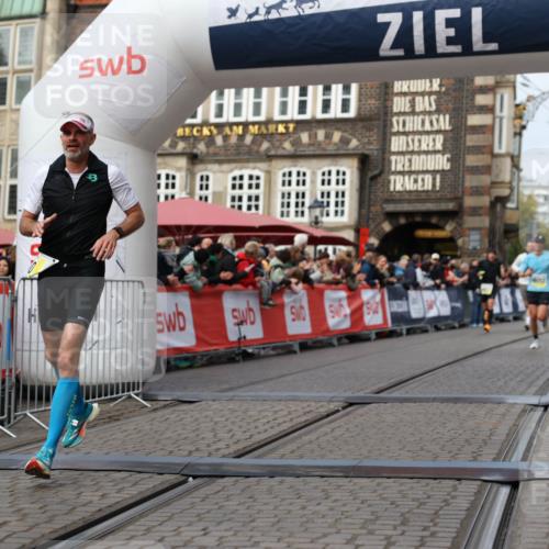 05.10.2025 - 20. swb-Marathon Bremen Yannick Fuchs http://msf.ph/oto/9240028 05.10.2025 10:39:54 Ziel 9922, 10052, 10171, 10175, 10176, 10753, 11349 meine-sportfotos.de