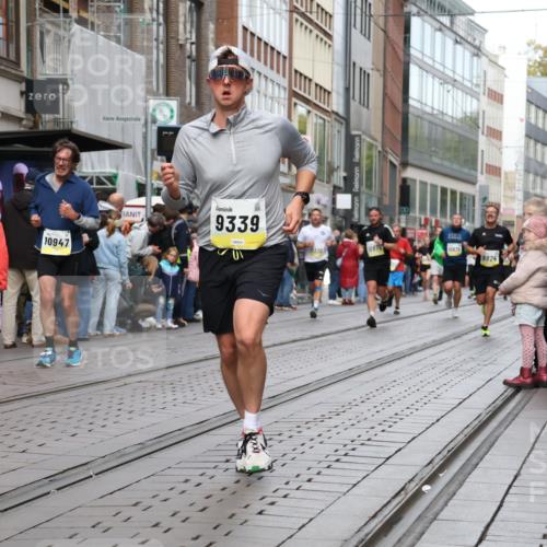 05.10.2025 - 20. swb-Marathon Bremen Strokosch-Dieckow http://msf.ph/oto/9240067 05.10.2025 10:47:16 Ziel 9244, 9339, 9377, 9428, 9924, 10062, 10073, 10319, 10382, 10601, 10637, 10667, 10676, 10850, 10875, 10947, 10951, 11244, 11330, 11409, 11498, 11705, 11708, 11742, 9244, 9339, 9377, 9428, 9924, 10062, 10073, 10319, 10382, 10601, 10637, 10667, 10676, 10850, 10875, 10947, 10951, 11244, 11330, 11409, 11498, 11705, 11708, 11742 meine-sportfotos.de