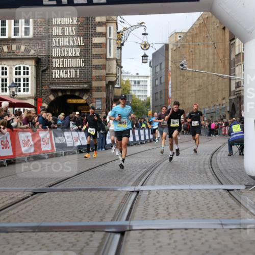 05.10.2025 - 20. swb-Marathon Bremen Yannick Fuchs http://msf.ph/oto/9240072 05.10.2025 10:39:55 Ziel 9922, 10052, 10171, 10175, 10176, 10753, 11335, 11349 meine-sportfotos.de