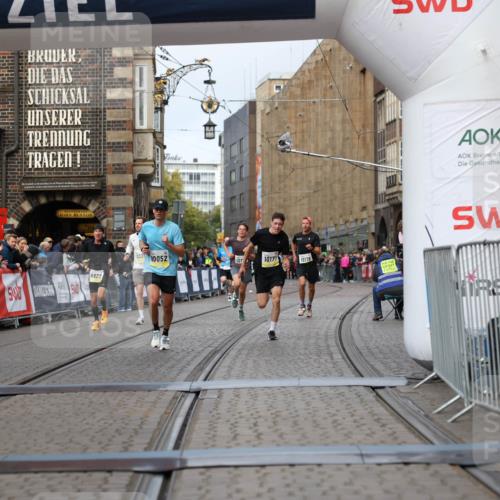 05.10.2025 - 20. swb-Marathon Bremen Yannick Fuchs http://msf.ph/oto/9240079 05.10.2025 10:39:55 Ziel 9922, 10052, 10171, 10175, 10176, 10753, 11335, 11349 meine-sportfotos.de