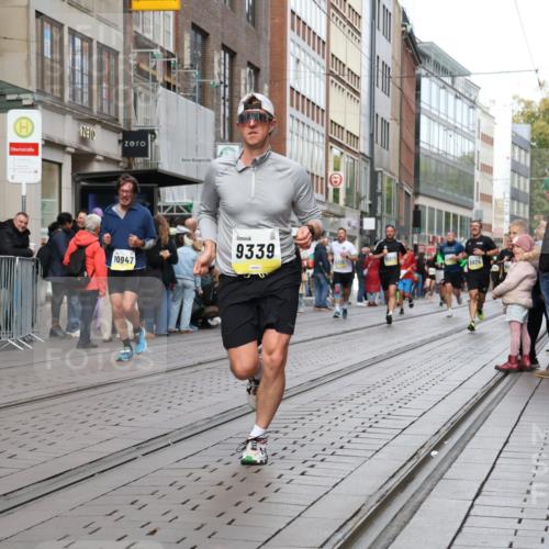 05.10.2025 - 20. swb-Marathon Bremen Strokosch-Dieckow http://msf.ph/oto/9240080 05.10.2025 10:47:17 Ziel 9244, 9339, 9377, 9924, 10062, 10073, 10319, 10382, 10601, 10637, 10667, 10676, 10850, 10875, 10929, 10947, 10951, 11244, 11330, 11409, 11498, 11708, 11742, 9244, 9339, 9377, 9924, 10062, 10073, 10319, 10382, 10601, 10637, 10667, 10676, 10850, 10875, 10929, 10947, 10951, 11244, 11330, 11409, 11498, 11708, 11742 meine-sportfotos.de