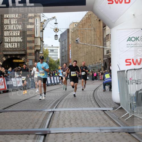 05.10.2025 - 20. swb-Marathon Bremen Yannick Fuchs http://msf.ph/oto/9240088 05.10.2025 10:39:55 Ziel 9922, 10052, 10171, 10175, 10176, 10753, 11335, 11349 meine-sportfotos.de