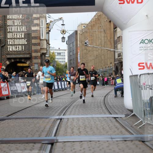 05.10.2025 - 20. swb-Marathon Bremen Yannick Fuchs http://msf.ph/oto/9240108 05.10.2025 10:39:55 Ziel 9922, 10052, 10171, 10175, 10176, 10753, 11335, 11349 meine-sportfotos.de