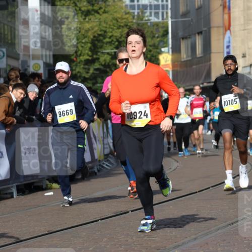 05.10.2025 - 20. swb-Marathon Bremen Strokosch-Dieckow http://msf.ph/oto/9240125 05.10.2025 10:56:53 Ziel 9451, 9669, 10105, 10145, 10397, 10867, 10924, 11168, 11274 meine-sportfotos.de