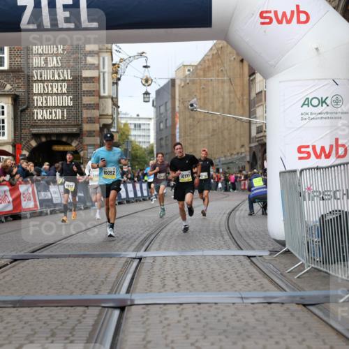 05.10.2025 - 20. swb-Marathon Bremen Yannick Fuchs http://msf.ph/oto/9240131 05.10.2025 10:39:55 Ziel 9922, 10052, 10171, 10175, 10176, 10753, 11335, 11349 meine-sportfotos.de