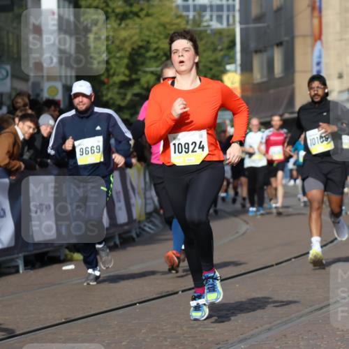 05.10.2025 - 20. swb-Marathon Bremen Strokosch-Dieckow http://msf.ph/oto/9240148 05.10.2025 10:56:53 Ziel 9451, 9669, 10105, 10145, 10397, 10867, 10924, 11168, 11274 meine-sportfotos.de
