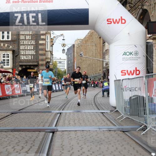 05.10.2025 - 20. swb-Marathon Bremen Yannick Fuchs http://msf.ph/oto/9240149 05.10.2025 10:39:56 Ziel 9922, 10052, 10171, 10175, 10176, 10753, 11335, 11349 meine-sportfotos.de