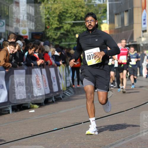 05.10.2025 - 20. swb-Marathon Bremen Strokosch-Dieckow http://msf.ph/oto/9240169 05.10.2025 10:56:55 Ziel 9451, 9669, 9937, 10069, 10105, 10397, 10867, 10924, 11168, 11274 meine-sportfotos.de