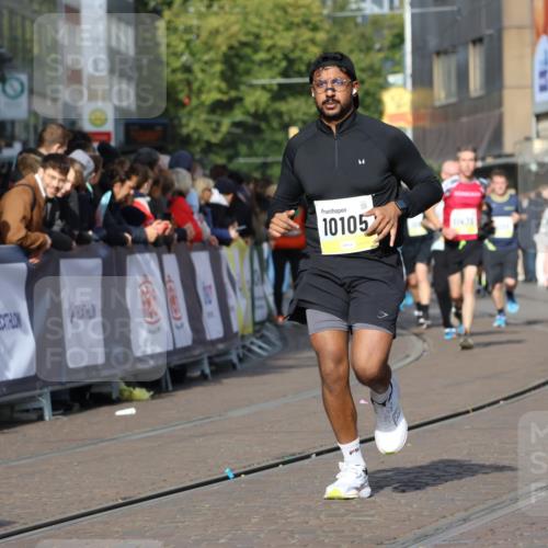 05.10.2025 - 20. swb-Marathon Bremen Strokosch-Dieckow http://msf.ph/oto/9240190 05.10.2025 10:56:55 Ziel 9451, 9669, 9937, 10069, 10105, 10397, 10867, 10924, 11168, 11274 meine-sportfotos.de