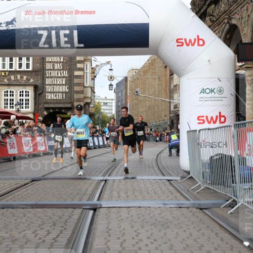 05.10.2025 - 20. swb-Marathon Bremen Yannick Fuchs http://msf.ph/oto/9240194 05.10.2025 10:39:56 Ziel 9922, 10052, 10171, 10175, 10176, 10753, 11335, 11349 meine-sportfotos.de