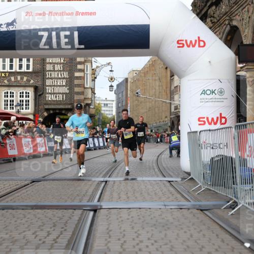 05.10.2025 - 20. swb-Marathon Bremen Yannick Fuchs http://msf.ph/oto/9240210 05.10.2025 10:39:56 Ziel 9922, 10052, 10171, 10175, 10176, 10753, 11335, 11349 meine-sportfotos.de