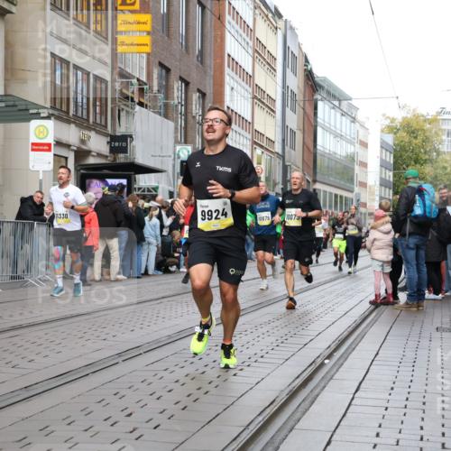 05.10.2025 - 20. swb-Marathon Bremen Strokosch-Dieckow http://msf.ph/oto/9240222 05.10.2025 10:47:22 Ziel 9339, 9377, 9924, 9929, 10062, 10073, 10089, 10382, 10601, 10676, 10850, 10875, 10929, 10947, 11244, 11330, 11409, 11628, 11708, 9339, 9377, 9924, 9929, 10062, 10073, 10089, 10382, 10601, 10676, 10850, 10875, 10929, 10947, 11244, 11330, 11409, 11628, 11708 meine-sportfotos.de