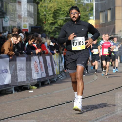 05.10.2025 - 20. swb-Marathon Bremen Strokosch-Dieckow http://msf.ph/oto/9240250 05.10.2025 10:56:55 Ziel 9451, 9669, 9937, 10069, 10105, 10397, 10867, 10924, 11168, 11274 meine-sportfotos.de