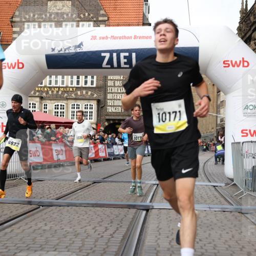 05.10.2025 - 20. swb-Marathon Bremen Yannick Fuchs http://msf.ph/oto/9240397 05.10.2025 10:39:59 Ziel 9213, 9922, 10052, 10171, 10175, 10176, 10753, 11335 meine-sportfotos.de