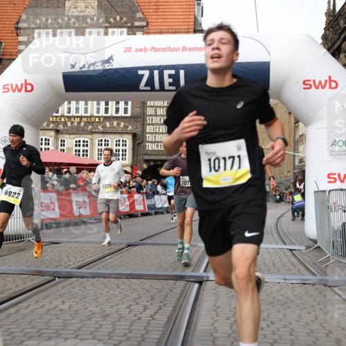 05.10.2025 - 20. swb-Marathon Bremen Yannick Fuchs http://msf.ph/oto/9240410 05.10.2025 10:39:59 Ziel 9213, 9922, 10052, 10171, 10175, 10176, 10753, 11335 meine-sportfotos.de
