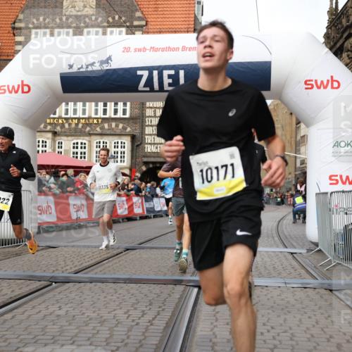 05.10.2025 - 20. swb-Marathon Bremen Yannick Fuchs http://msf.ph/oto/9240418 05.10.2025 10:39:59 Ziel 9213, 9922, 10052, 10171, 10175, 10176, 10753, 11335 meine-sportfotos.de